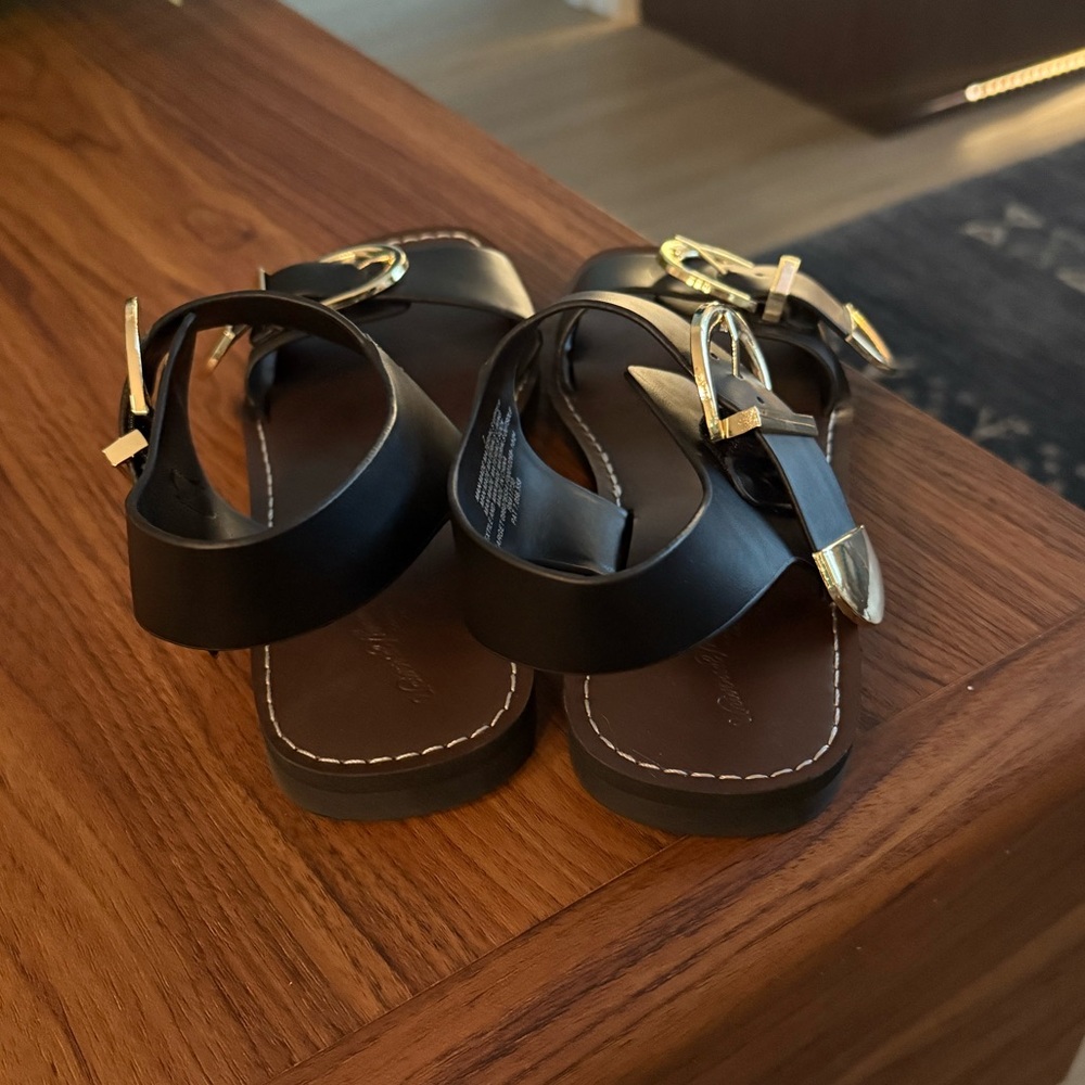 NWOT Universal thread faux leather black sandal
Size 7 - Picture 5 of 9